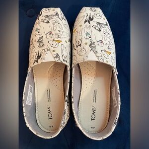 TOMS Size 7 Slip On Shoes with Dogs